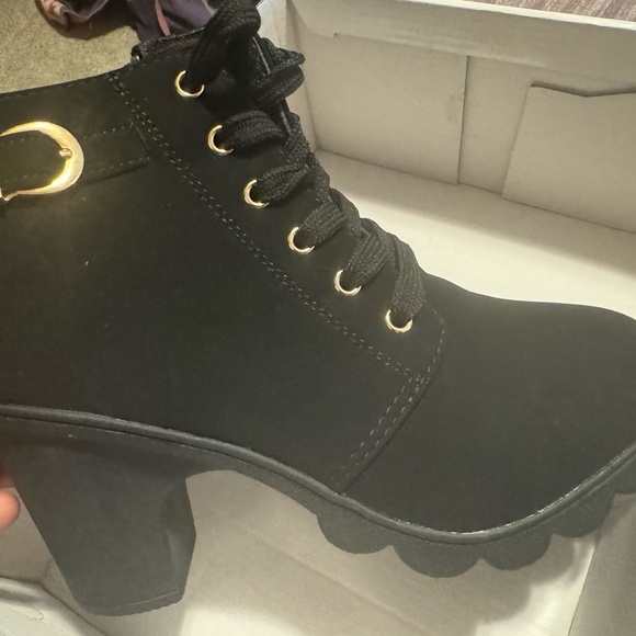 Black boots eye size 38 but fits a us size 6 - Picture 3 of 3